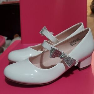 Elegant White Kids' Shoes with Bow Accent